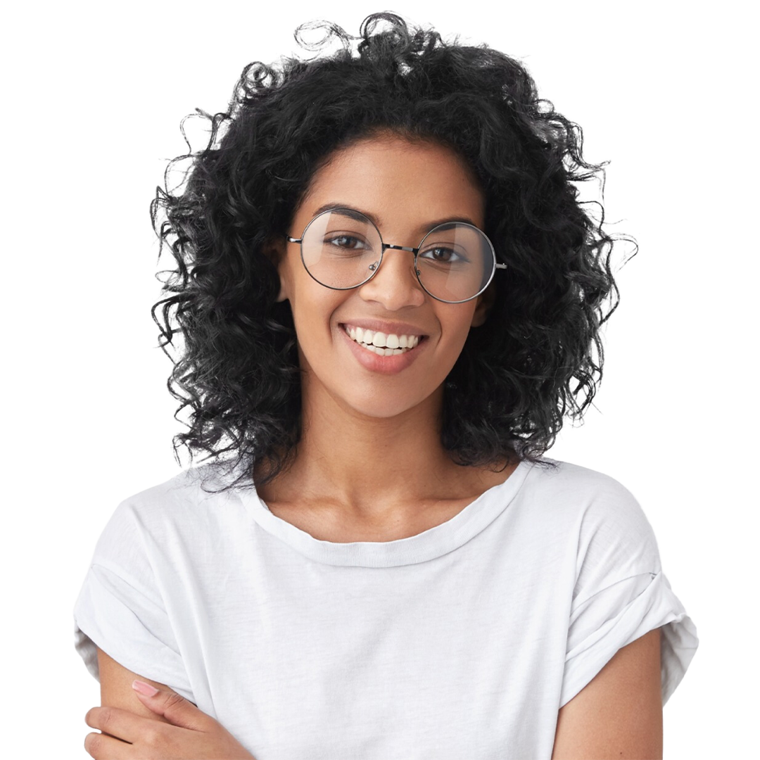 Mulher sorrindo de braços cruzados